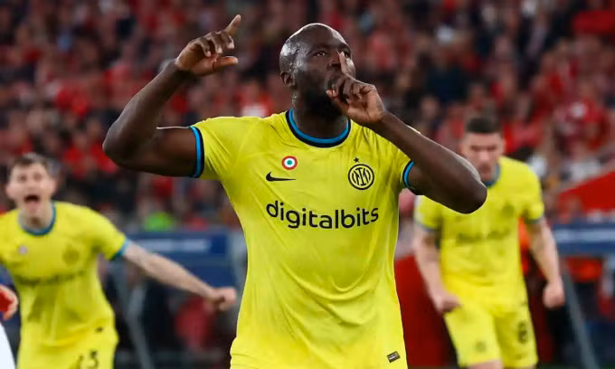 Romelu Lukaku mừng bàn ấn định thắng lợi 2-0 cho Inter ở lượt đi tứ kết Champions League trên sân Da Luz, thành phố Lisbon, Bồ Đào Nha ngày 11/4/2023. Ảnh: Reuters