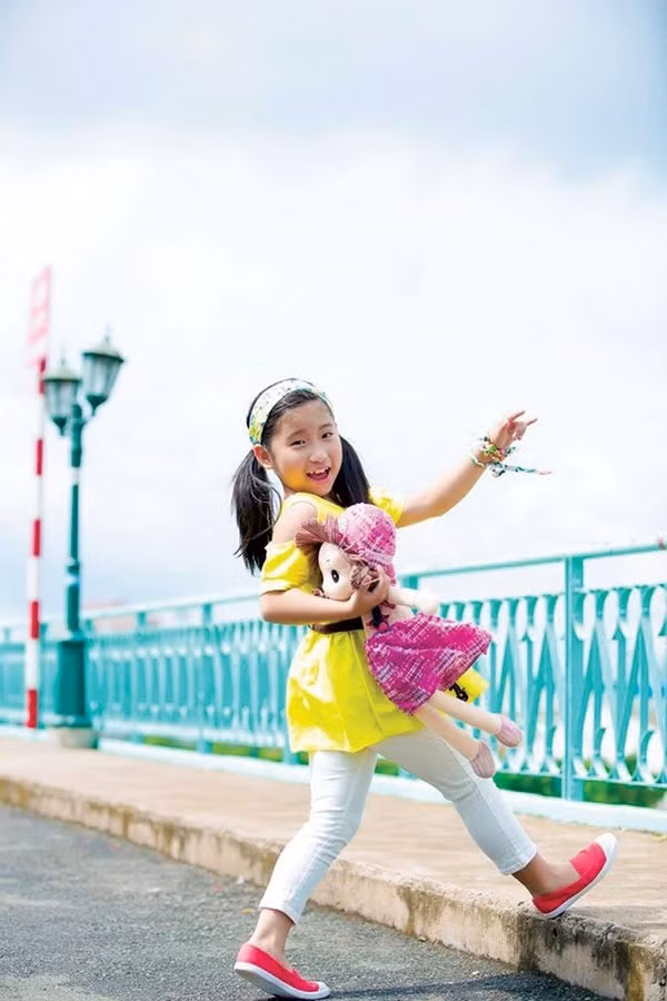 Cô bé lai Hàn Việt Ju Uyên Nhi
