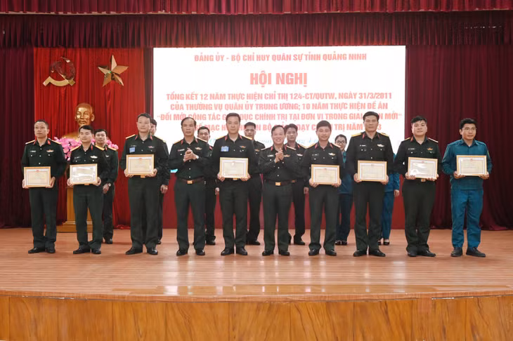 Lãnh đạo Bộ CHQS tỉnh Quảng Ninh khen thưởng cho các tập thể cá nhân có thành tích tiêu biểu biểu trong thực hiện Chỉ thị số 124-CT/QUTW và Đề án “Đổi mới công tác giáo dục chính trị tại đơn vị trong giai đoạn mới”.