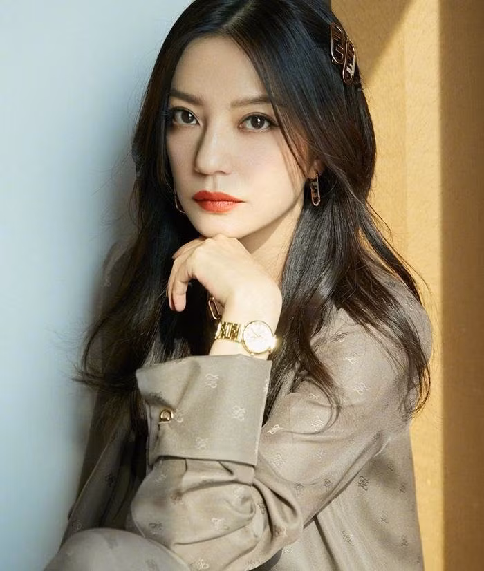 Triệu Vy bị cả Cbiz quay lưng. Ảnh: Weibo