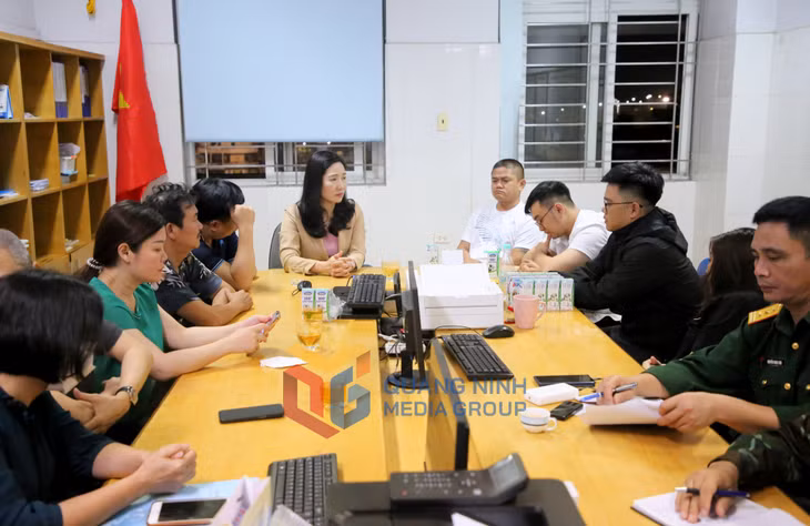 Đồng chí Phó Chủ tịch UBND tỉnh Nguyễn Thị Hạnh cùng đại diện các sở, ngành, địa phương, đơn vị liên quan bàn phương án hỗ trợ gia đình các nạn nhân chăm lo chu toàn cho người bị nạn.