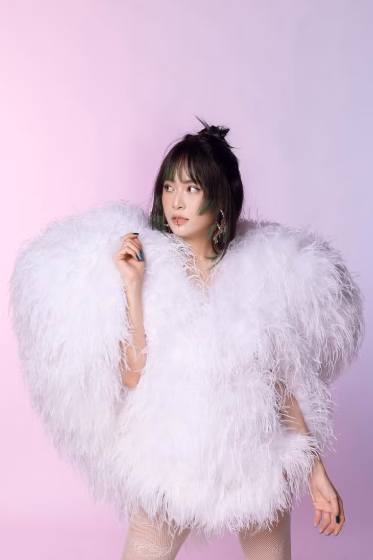 Ca khúc gây sốt vì giai điệu remix và vũ đạo.