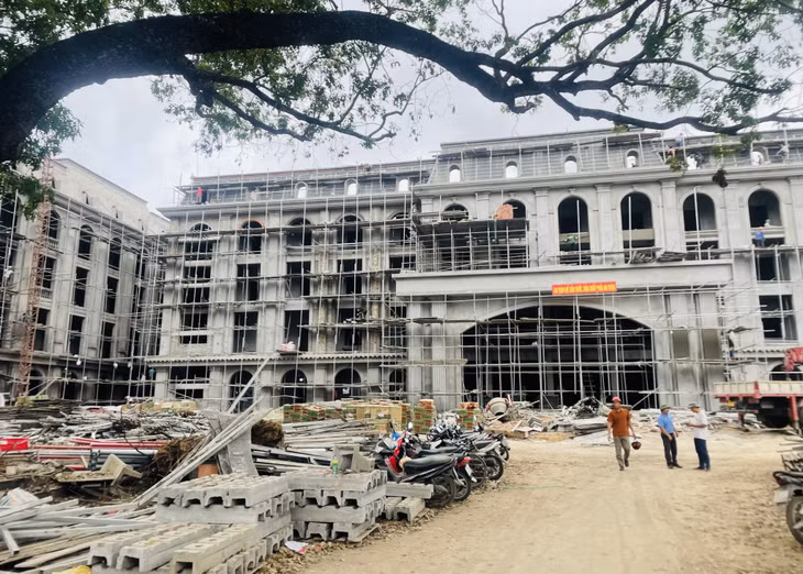 Công trình mở rộng, xây mới Trường THPT Cẩm Phả đang được đẩy nhanh tiến độ thi công.