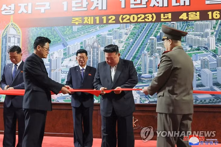 Chủ tịch Triều Tiên Kim Jong-un cắt băng khánh thành hoàn thiện 10.000 căn hộ. Ảnh: Yonhap