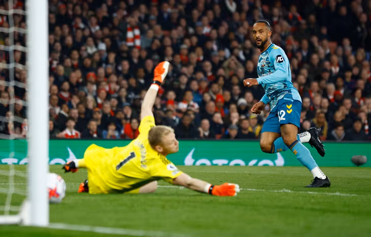 Phút 14, người cũ Theo Walcott lẻn xuống sút chéo góc nhân đôi cách biệt