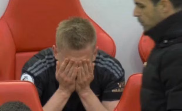 Zinchenko đã bị đau ở trận gặp Liverpool.