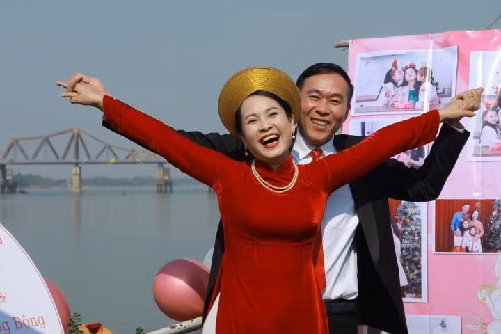 Hơn 35 năm gắn bó với nhau giữa cuộc sống xô bồ và cám dỗ, NSND Lan Hương và NSƯT Đỗ Kỷ được xem là "cặp đôi vàng" của giới nghệ sĩ phía Bắc.