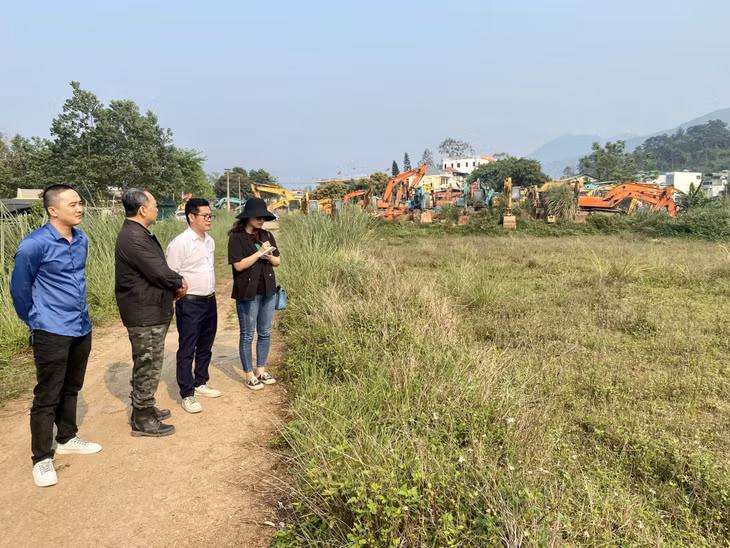 Cho đến thời điểm này, khu vực triển khai dự án vẫn là một bãi đất trống, cỏ lau mọc um tùm.