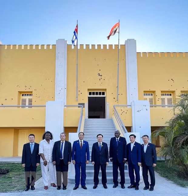 Chu tich Quoc hoi Vuong Dinh Hue tham thanh pho Santiago de Cuba hinh anh 3