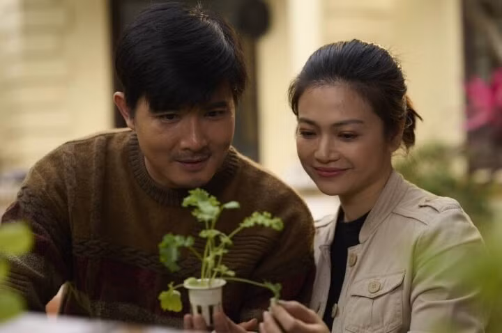 Nhỏ tuổi hơn, lại thần tượng Kiều Anh, giờ đây Quang Sự trở thành "chồng" của thần tượng trên phim.