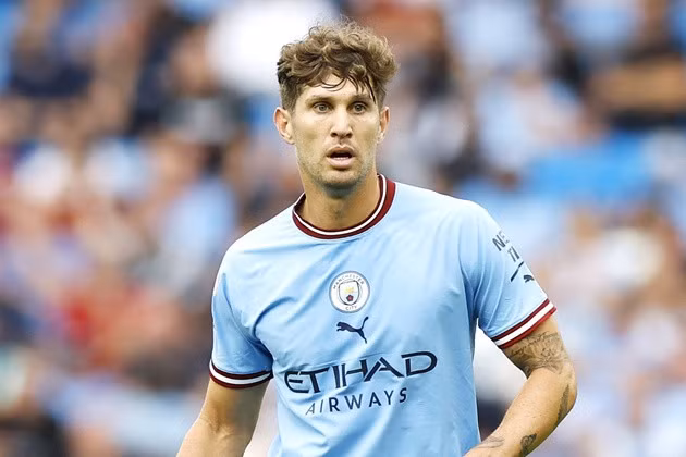 Tiền vệ: John Stones. Pep Guardiola nổi tiếng bởi việc sáng tạo, thử nghiệm nhiều cách vận hành chiến thuật khác nhau. Thời gian qua, thuyền trưởng người Tây Ban Nha thành công khi sử dụng Stones ở vai trò tiền vệ trung tâm. Một 'phát kiến' của Pep.