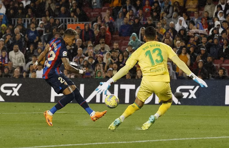 3 phút sau, Raphinha giúp Barca dẫn trước 3-0 sau đường kiến tạo của Busquets.