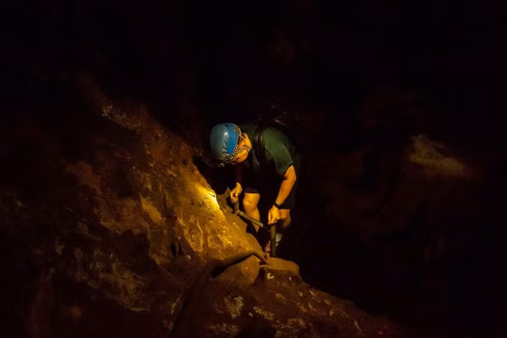 Phần còn lại của hang Bi Ký là màn đêm tối bao trùm, kích thích cảm hứng chinh phục của nhiều du khách. Khu vực này có nhiều hố sụt nguy hiểm, du khách muốn khám phá phải được trang bị đầy đủ các thiết bị bảo hộ an toàn.