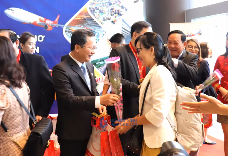 Đồng chí Cao Tường Huy, Quyền Chủ tịch UBND tỉnh Quảng Ninh tặng hoa chúc mừng các hành khách từ Cần Thơ đến Quảng Ninh.