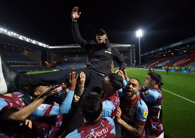 Burnley đăng quang giải hạng Nhất Anh 2022/23 sớm hai vòng.