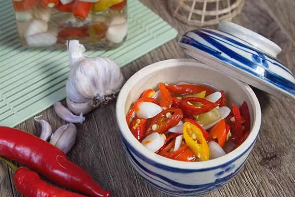 Hành, tỏi là yếu tố khiến mùi mồ hôi đậm đặc hơn - Ảnh minh họa