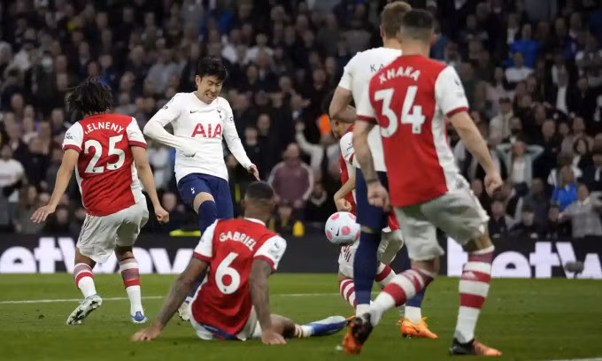 Son ấn định tỷ số 3-0 cho Tottenham ngày đầu hiệp hai trận đấu ngày 12/5. Ảnh: AP