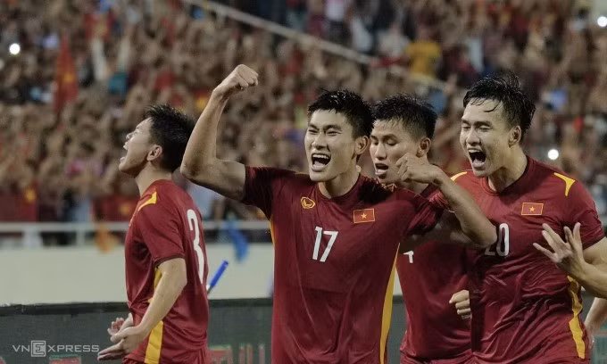 Sau khi góp công vào hành trình bảo vệ HC vàng bóng đá nam SEA Games 31, Mạnh Dũng (số 17) và Việt Anh (số 20) sẽ tiếp tục là những trụ cột của đội U23 Việt Nam dự giải châu lục tháng sau. Ảnh: Lâm Thoả