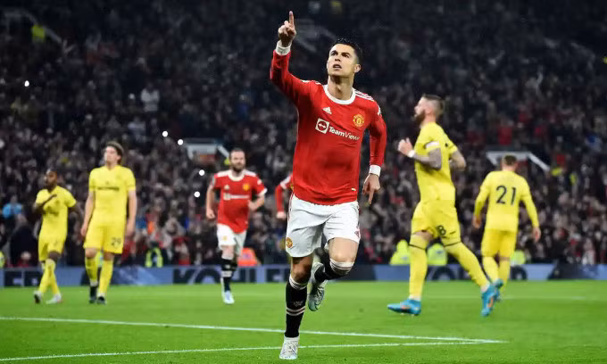 Ronaldo mừng bàn nâng tỷ số lên 2-0 ở phút 61 tại Old Trafford ngày 2/5. Ảnh: EPA