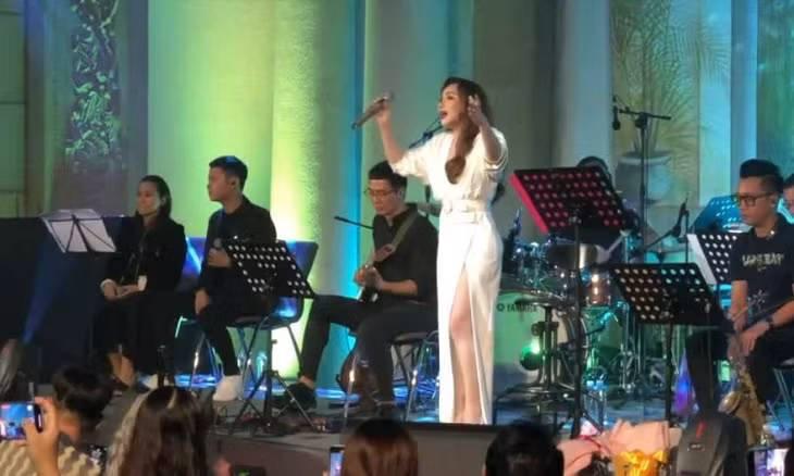 Hồ Quỳnh Hương hát "Anh" (Xuân Phương) trong show "Quỳnh".