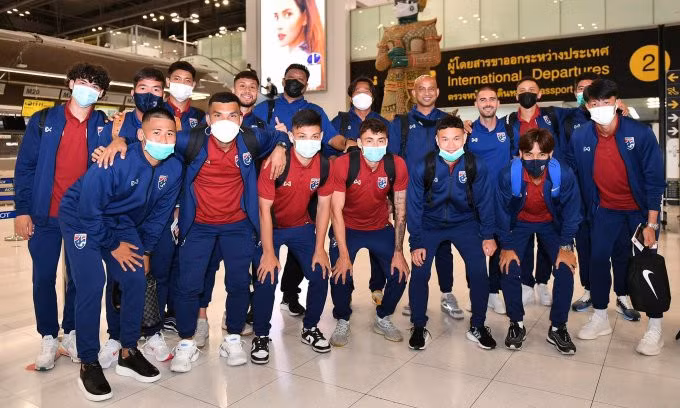Các cầu thủ Thái Lan rời sân bay quốc tế Suvarnabhumi, Bangkok tối 29/5 để dự U23 châu Á. Nhiều cầu thủ khác đang chơi ở nước ngoài sẽ bay thẳng đến Uzbekistan đấu giải. Ảnh: FAT