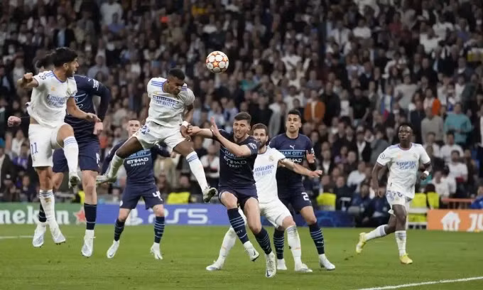 Rodrygo đánh đầu, cân bằng tỷ số 5-5 sau hai lượt trận và khiến hai đội phải đá hiệp phụ. Ảnh: AP.