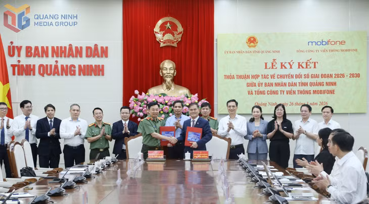Đồng chí Bùi Văn Khắng, Phó Bí thư Tỉnh ủy, Chủ tịch UBND tỉnh và Thiếu tướng Trương Sơn Lâm, Chủ tịch Tổng Công ty Viễn thông MobiFone, trao biên bản hợp tác.