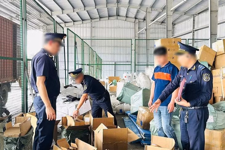 Lực lượng chức năng phát hiện các lô hàng có dấu hiệu xâm phạm quyền sở hữu trí tuệ - Ảnh: Cục Hải quan