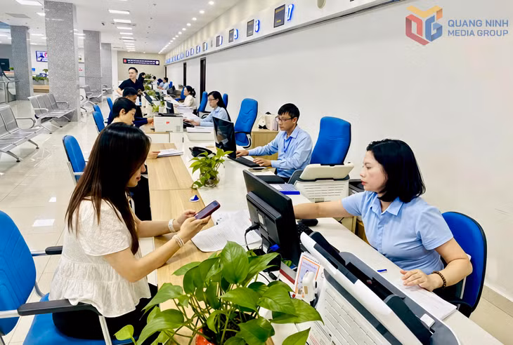 Người dân sử dụng tài khoản VNeID để đăng nhập Cổng dịch vụ công quốc gia và thực hiện các quy trình nộp hồ sơ TTHC tại Trung tâm Phục vụ hành chính công tỉnh.