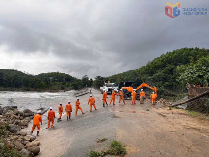 Điện lực Hải Hà khắc phục sự cố đường điện do mưa lớn vào tháng 5/2026. Ảnh: Hoàng Nga