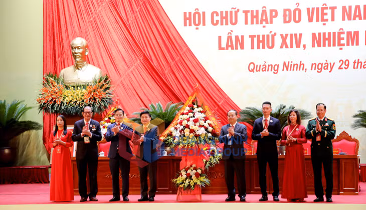 Tỉnh ủy, HĐND, UBND tỉnh, Ủy ban MTTQ tỉnh tặng hoa chúc mừng Đại hội (6-2026). Ảnh: Dương Trường
