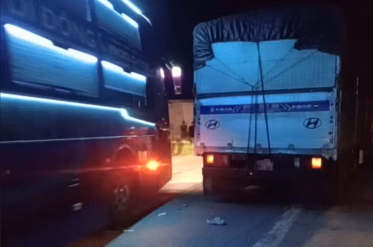 Hiện trường vụ tai nạn trên Quốc lộ 6, đoạn qua phường Mộc Châu khiến một người tử vong. Ảnh: Anh Hoàng