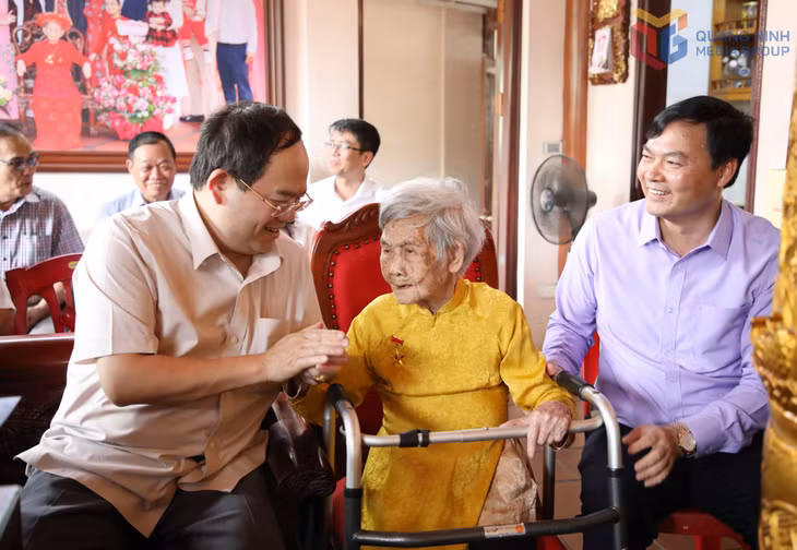 Đồng chí Quản Minh Cường, Ủy viên Trung ương Đảng, Bí thư Tỉnh ủy, Trưởng Đoàn ĐBQH tỉnh, ân cần hỏi thăm sức khỏe Mẹ Việt Nam Anh hùng Nguyễn Thị Huệ (104 tuổi) ở khu Vĩnh Tuy, phường Mạo Khê