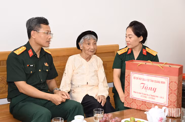 Đại tá Tiêu Văn Lẫm, Phó Chỉ huy trưởng Bộ CHQS tỉnh, thăm, tặng quà Mẹ Việt Nam Anh hùng Nguyễn Thị Thực ở tổ 12 khu 7, phường Cao Xanh.&nbsp;Ảnh: Văn Đảm.