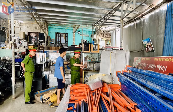 Công an phường Hà Lầm kiểm tra tại cửa hàng kinh doanh đồ cũ, tuyên truyền phòng, chống tội phạm trộm cắp.