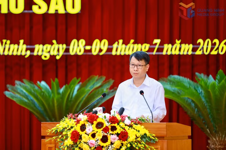 Đồng chí Hồ Quang Huy, Giám đốc Sở Công Thương, trình bày tờ trình tại kỳ họp.
