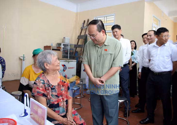 Đồng chí Bí thư Tỉnh ủy, Trưởng Đoàn ĐBQH tỉnh hỏi thăm tình hình nhân dân đến khám bệnh tại Trạm Y tế phường Hà Lầm (7-2026). Ảnh: Thu Chung