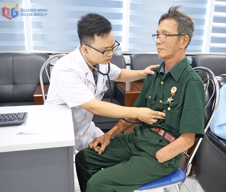 Bác sĩ Bệnh viện Lão khoa - Phục hồi chức năng Quảng Ninh khám sức khỏe cho cựu chiến binh phường Tuần Châu.