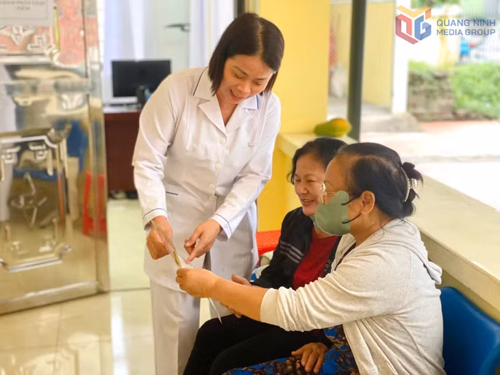 Không chỉ được thăm khám, người cao tuổi còn được tuyên truyền, tư vấn, hướng dẫn chăm sóc sức khỏe tại nhà theo các phương pháp khoa học.