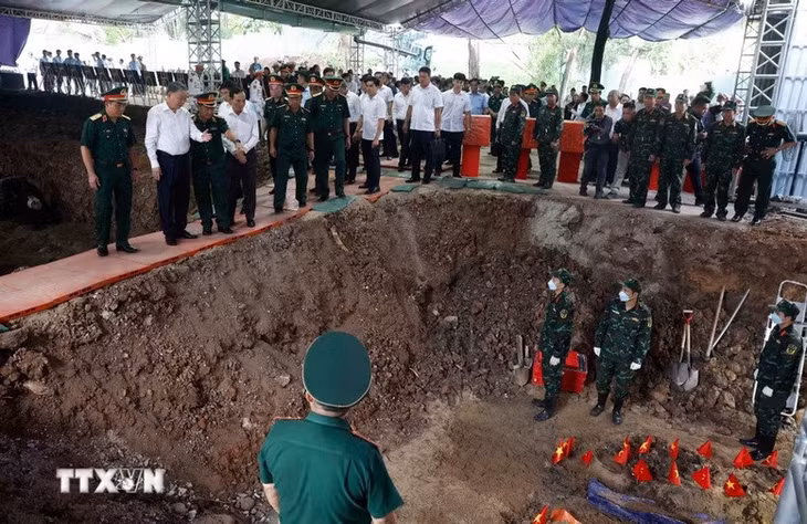 Tổng Bí thư, Chủ tịch nước Tô Lâm đến thị sát khu vực các lực lượng chức năng đang ngày đêm tìm kiếm, quy tập hài cốt liệt sĩ tại Công viên Lê Thị Riêng - Ảnh: TTXVN