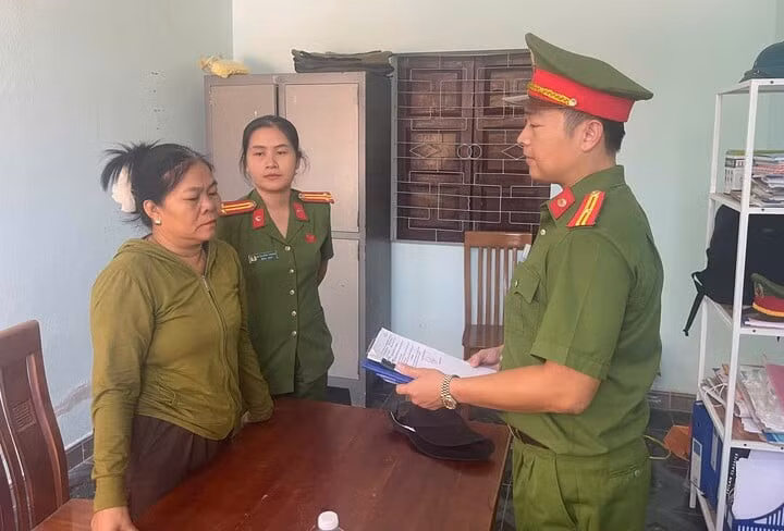 Cơ quan Cảnh sát điều tra Công an TP Đà Nẵng tống đạt quyết định với Phạm Thị Phượng. (Ảnh: C.A)