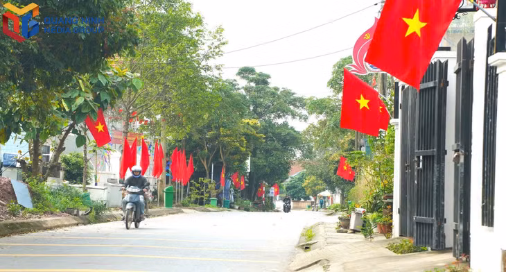 Đường phố xã Đông Ngũ luôn được giữ gìn sạch đẹp và trang hoàng đẹp đẽ trong các ngày lễ lớn.