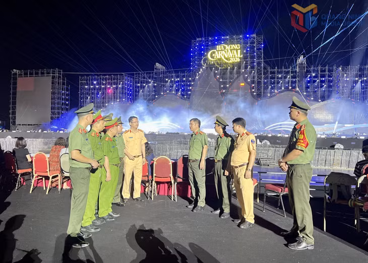 Thượng tá Nguyễn Đức Mạnh - Phó Giám đốc Công an tỉnh Quảng Ninh kiểm tra phương án đảm bảo an ninh Carnaval Hạ Long 2026.