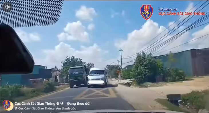 Gia Lai: “Vượt ẩu” gây nguy hiểm cho người đi đường, lái xe tải van bị xử lý nghiêm ảnh 1