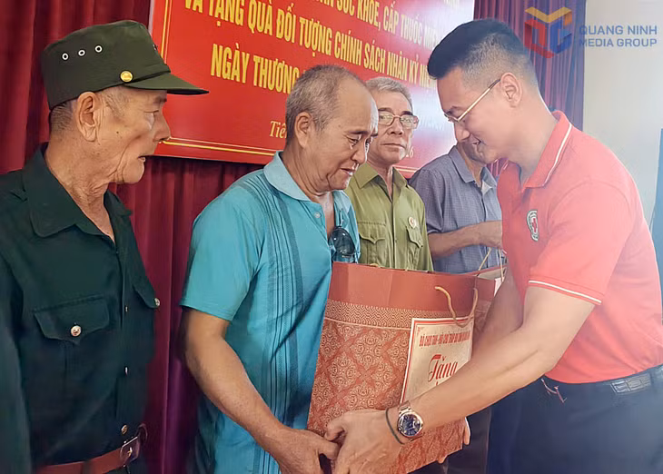 Phó Chủ tịch Hội Chữ thập đỏ tỉnh Nguyễn Tuấn Anh tặng quà các thương binh, bệnh binh có hoàn cảnh khó khăn xã Tiên Yên dịp kỷ niệm 79 năm Ngày Thương binh - Liệt sĩ 27/7 (1947 - 2026).