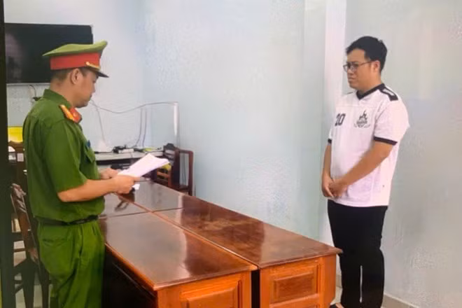 Do thua bài poker, Vinh giả danh một nhân viên để lừa tiền "chạy việc". Ảnh: Trang thông tin điện tử Công an TP Cần Thơ