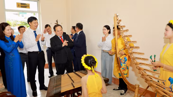 Đồng chí Quản Minh Cường, Bí thư Tỉnh ủy, Trưởng Đoàn ĐBQH tỉnh tham quan cơ sở vật chất và hoạt động dạy học các môn nhạc cụ truyền thống của cô và trò Trường Trung cấp Nghệ thuật và Thể thao Quảng Ninh.