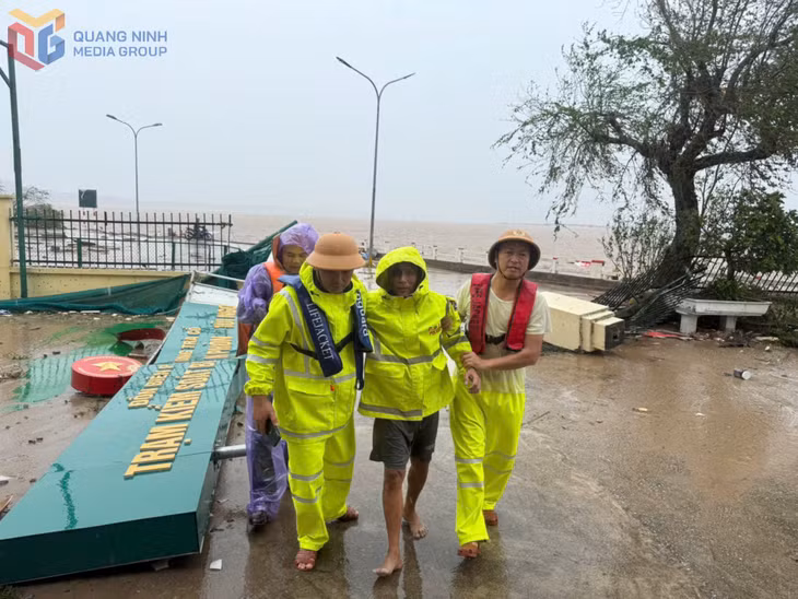 3 thuyền viên nhanh chóng được hỗ trợ y tế, hiện sức khỏe và tinh thần đã ổn định.