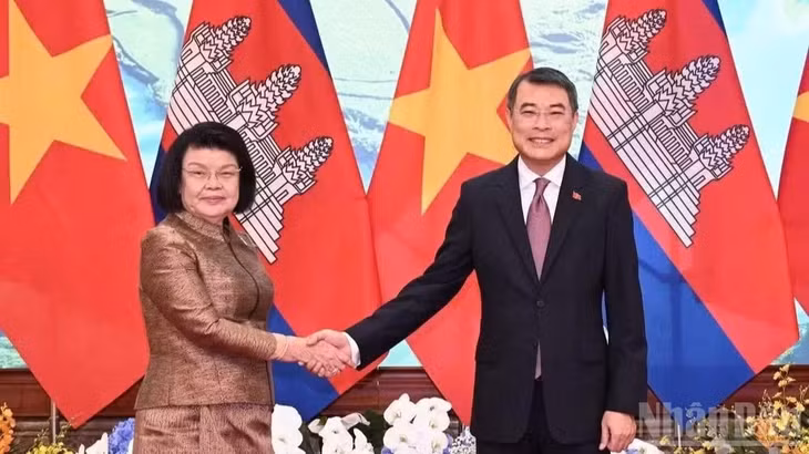 Thủ tướng Chính phủ Lê Minh Hưng và Chủ tịch Quốc hội Campuchia Samdech Khuon Sudary. (Ảnh: TRẦN HẢI)