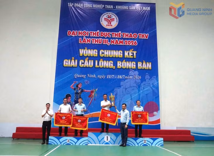 Ban Tổ chức trao giải toàn đoàn bộ môn bóng bàn.